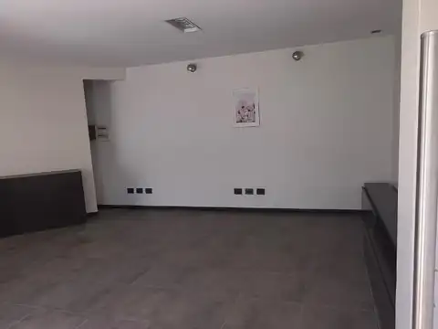 CASA EN CONTRA FRENTE 4 AMB - PATIO TERRAZA y QUINCHO - 2 BAÑOS