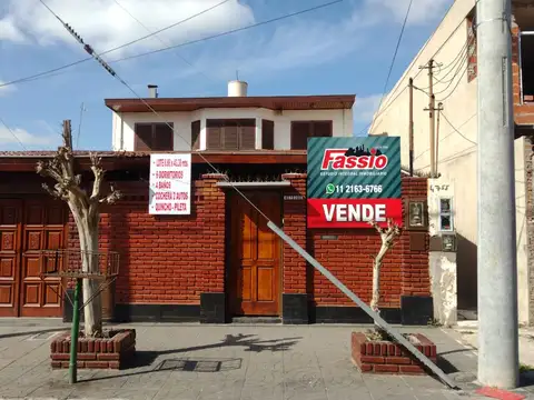 EXCELENTE CASA 8 AMBIENTES CON JARDIN - COCHERA - PILETA Y QUINCHO - U$D 230.000.-