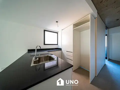 Moreno y Brown - Amplio Dpto Monoambiente Externo.