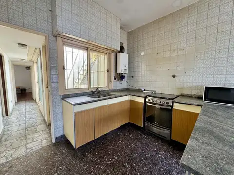 Casa 8 ambientes con 4 baños