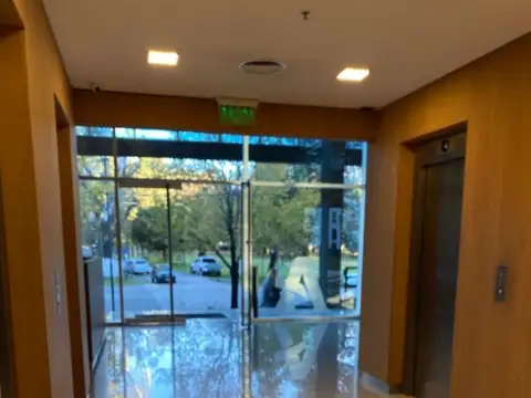 Oficina en Venta en Pilar Centro, USD 1