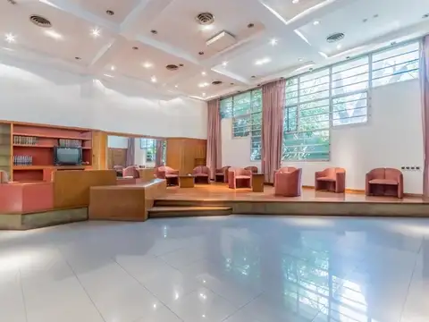 Oficinas, local, salones, cochera para 10 autos.