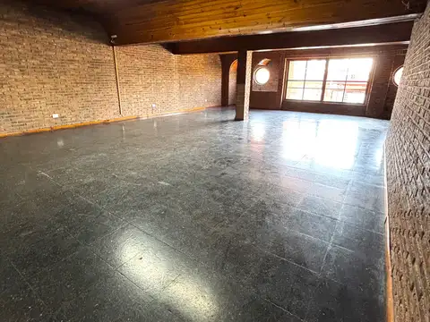 MUY AMPLIO SALÓN EN ALQUILER - EXCELENTE UBICACIÓN FRENTE A LA PLAZA DE JOSÉ C PAZ