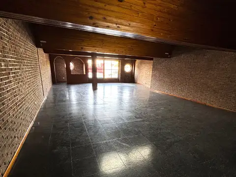 MUY AMPLIO SALÓN EN ALQUILER - EXCELENTE UBICACIÓN FRENTE A LA PLAZA DE JOSÉ C PAZ