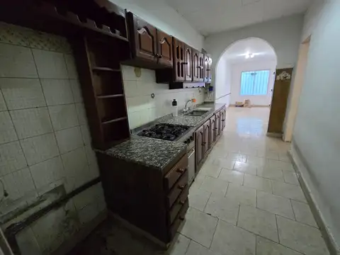 Casa 4 ambientes con 2 baños