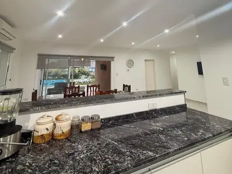 Casa 4 ambientes con 3 baños