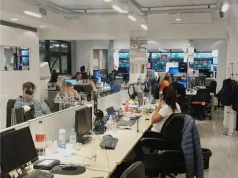 Excelente Local u oficina con entrada independiente sobre Peatonal Reconquista. ES APTO GASTRONOMIA.