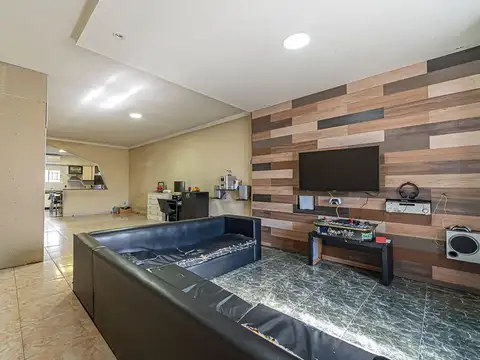 VENTA CASA 4 AMBIENTES CIUDADELA JARDIN COCHERA