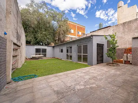 VENTA CASA 4 AMBIENTES CIUDADELA JARDIN COCHERA