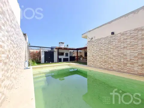 VENTA CASA DE TRES DORMITORIOS CON COCHERA JARDIN Y PILETA EN FISHERTON