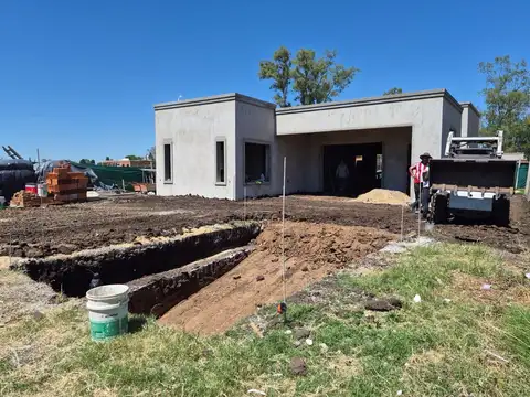 Casa en Venta con 3 cocheras