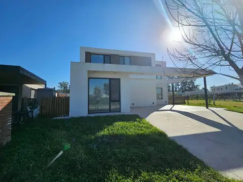 Casa en Venta con 4 cocheras