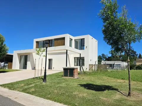 Barrio Cerrado Santo Tomás   - Pilar 100