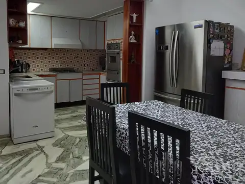 Casa 7 ambientes con 2 baños