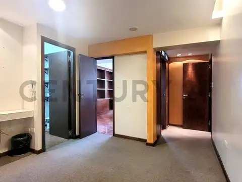 Oficina 5 ambientes con 2 baños