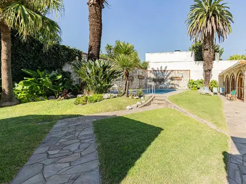 Casa en lo mejor de  Banfield sobre espectacular lote triple frente