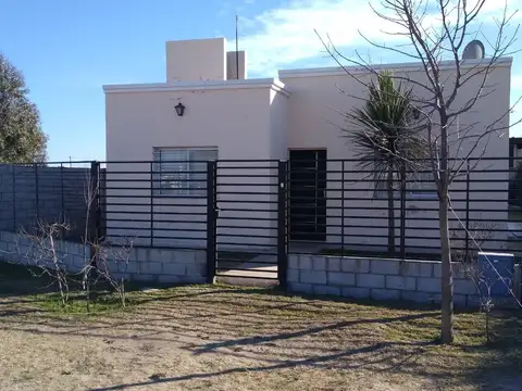 VENDO CASA CON PILETA EN BARRIO UNIVERSITARIO