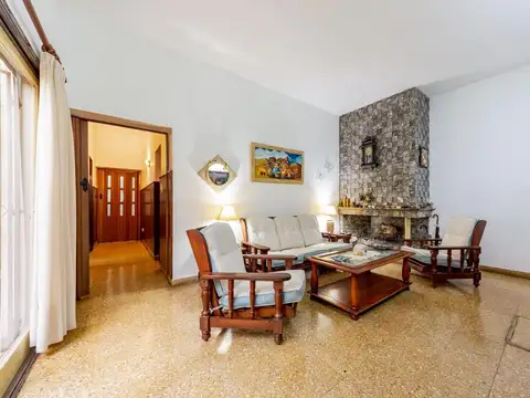 Casa 6 ambientes con 2 baños
