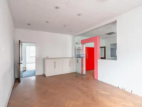 Oficina 14 ambientes con 4 baños