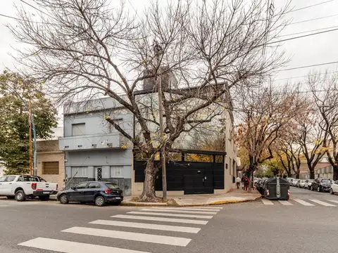 Fantástica casa en tres plantas con ascensor en venta, apto profesional, en Belgrano Chico.