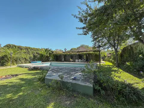 Casa 9 ambientes con 3 baños