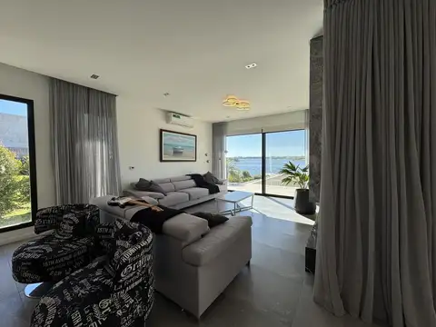 Casa 8 ambientes con 4 baños