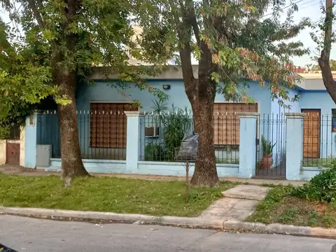 "MUY LINDA CASA AMERICANA CON GALPON"