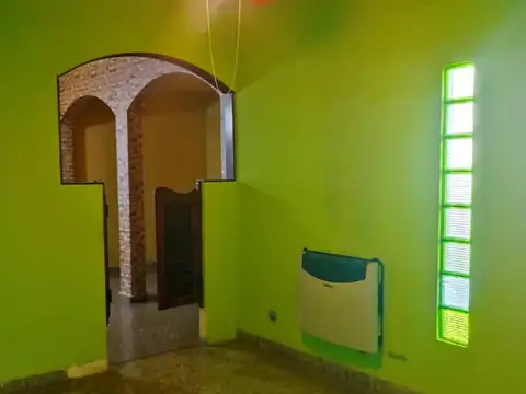 "MUY LINDA CASA AMERICANA CON GALPON"