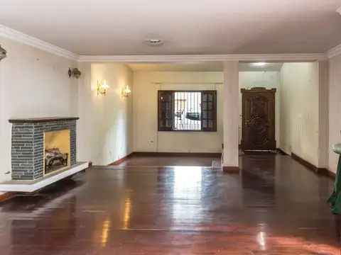 Casa 8 ambientes con 4 baños