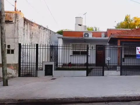 Casa 3 Ambientes - Cochera 2 Autos y Gran Fondo con Parrilla