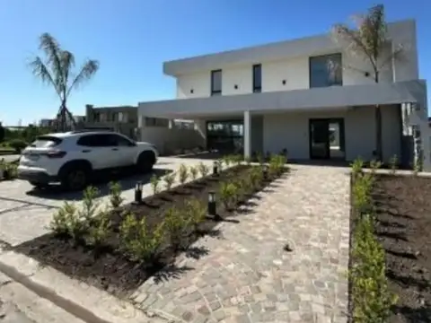 Casa en venta - 3 Dormitorios 3 Baños - Cochera - 780Mts2 - Canning