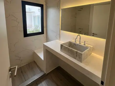 Casa 4 ambientes con 2 baños