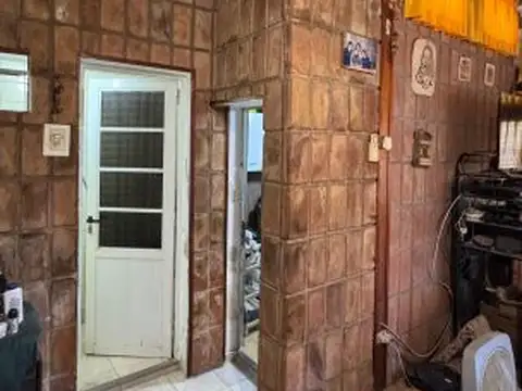 Casa 7 ambientes con 2 baños