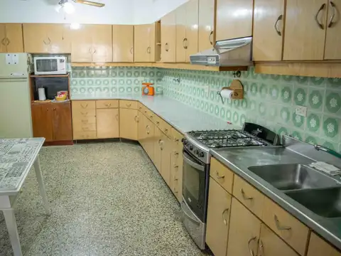 Casa de 4 ambientes con dependencia en venta en Martínez