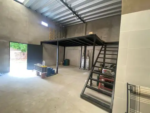 GALPON CON LOCAL COMERCIAL Y OFICINA.