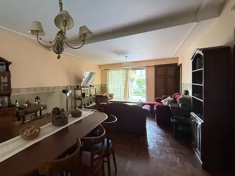 Casa 6 ambientes con 2 baños