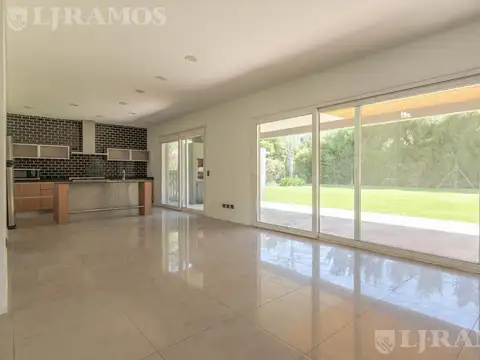 Casa en Alquiler con 1 cochera