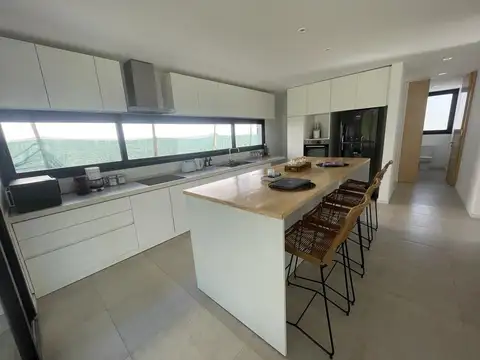 Casa en Alquiler con 2 cocheras