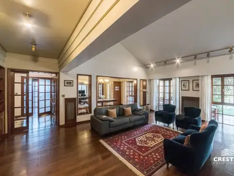 Casa 5 ambientes con 4 baños