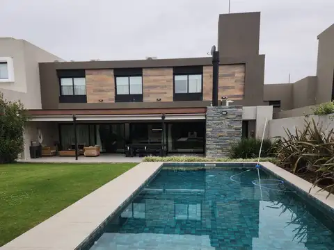 Casa en venta de 4 dormitorios en Santina Norte - Valle Escondido