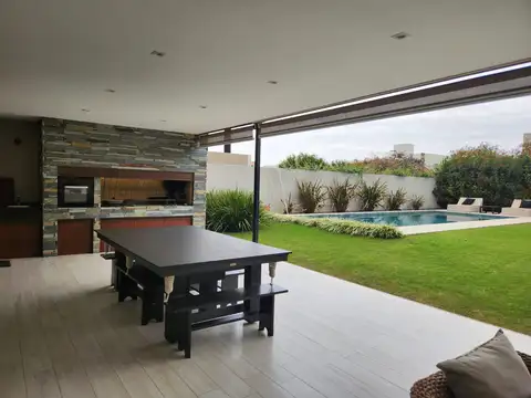 Casa en venta de 4 dormitorios en Santina Norte - Valle Escondido