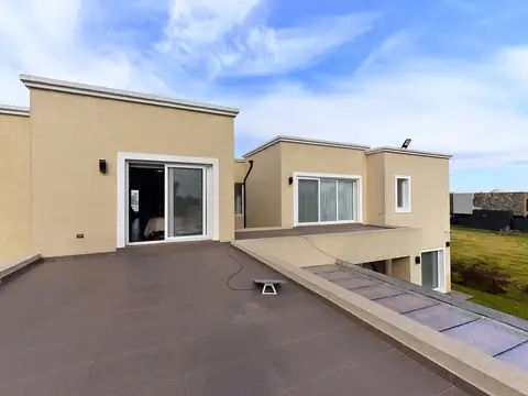 Casa 6 ambientes con 4 baños