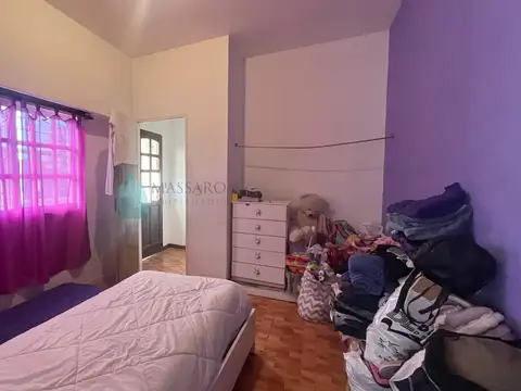 Casa sobre lote de 8.66x36 con local, garage y terraza, Mataderos.