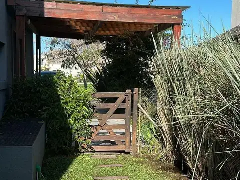 Casa en Venta con 3 cocheras