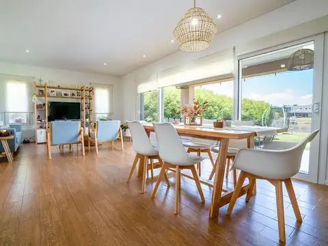 Casa 6 ambientes con 2 baños