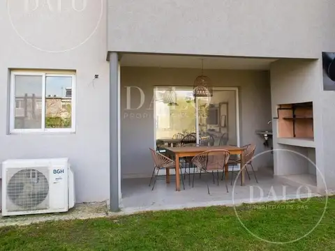 Casa 4 ambientes con 3 baños