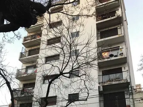 IMPERDIBLE 3 AMBIENTES AL FRENTE CON BALCON – Frente a Plaza -