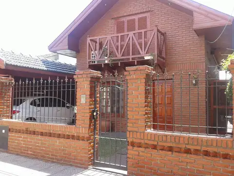 Casa de 4 ambientes c/cochera y jardín c/pileta - Brown al 1400, Quilmes Este