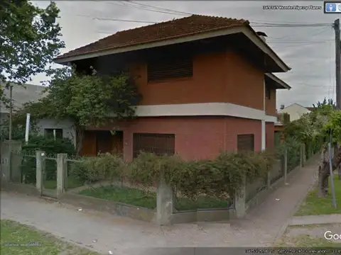Amplia casa sobre Vte. Lopez y Planes N° 298, Glew.
