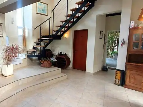 Casa en Venta con 3 cocheras
